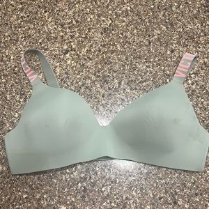Victoria Secret bra sz 40C.. great condition just on small spot on right cup